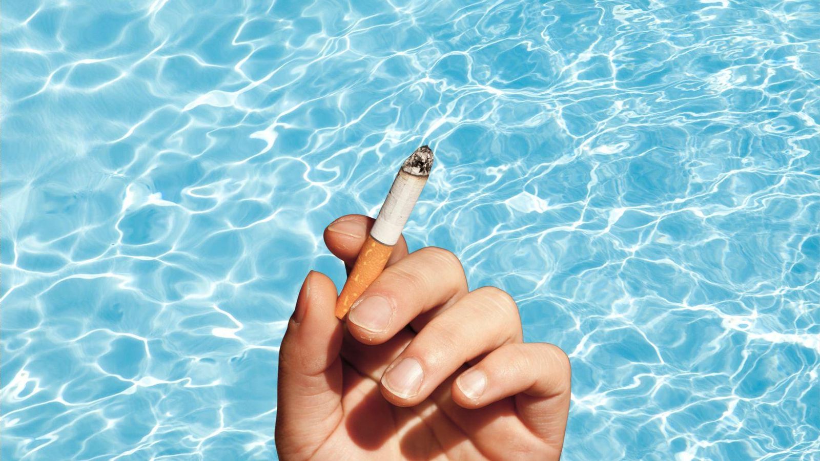 Diez pueblos onubenses prohiben fumar en sus piscinas municipales Diez pueblos onubenses prohiben fumar en sus piscinas municipales