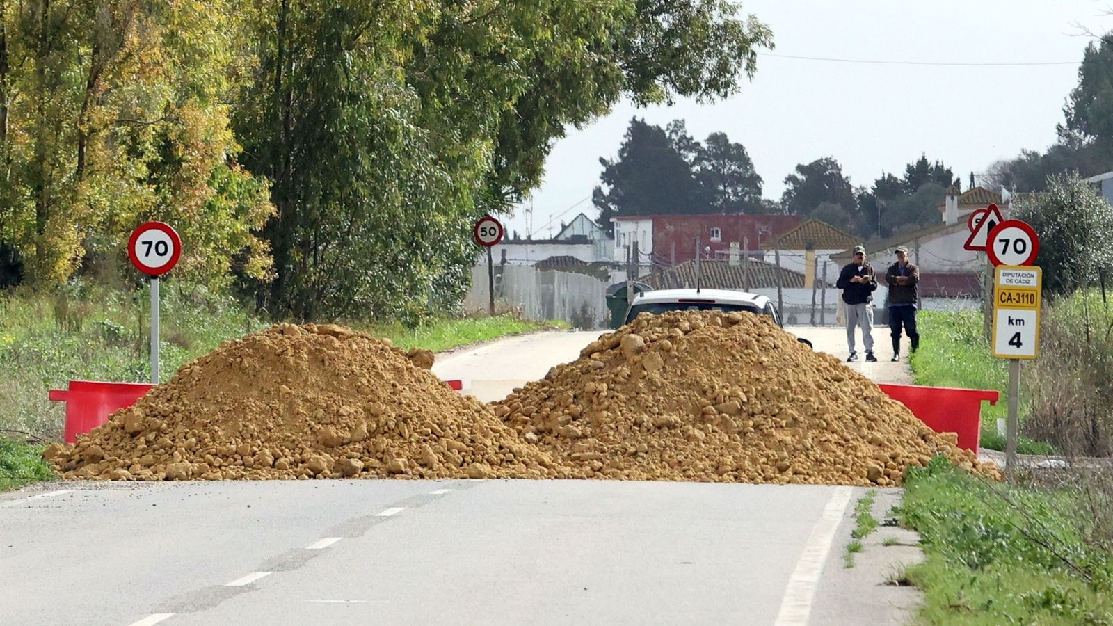 Así se encuentra la carretera de La Ina, cortada por inundación y socavones.