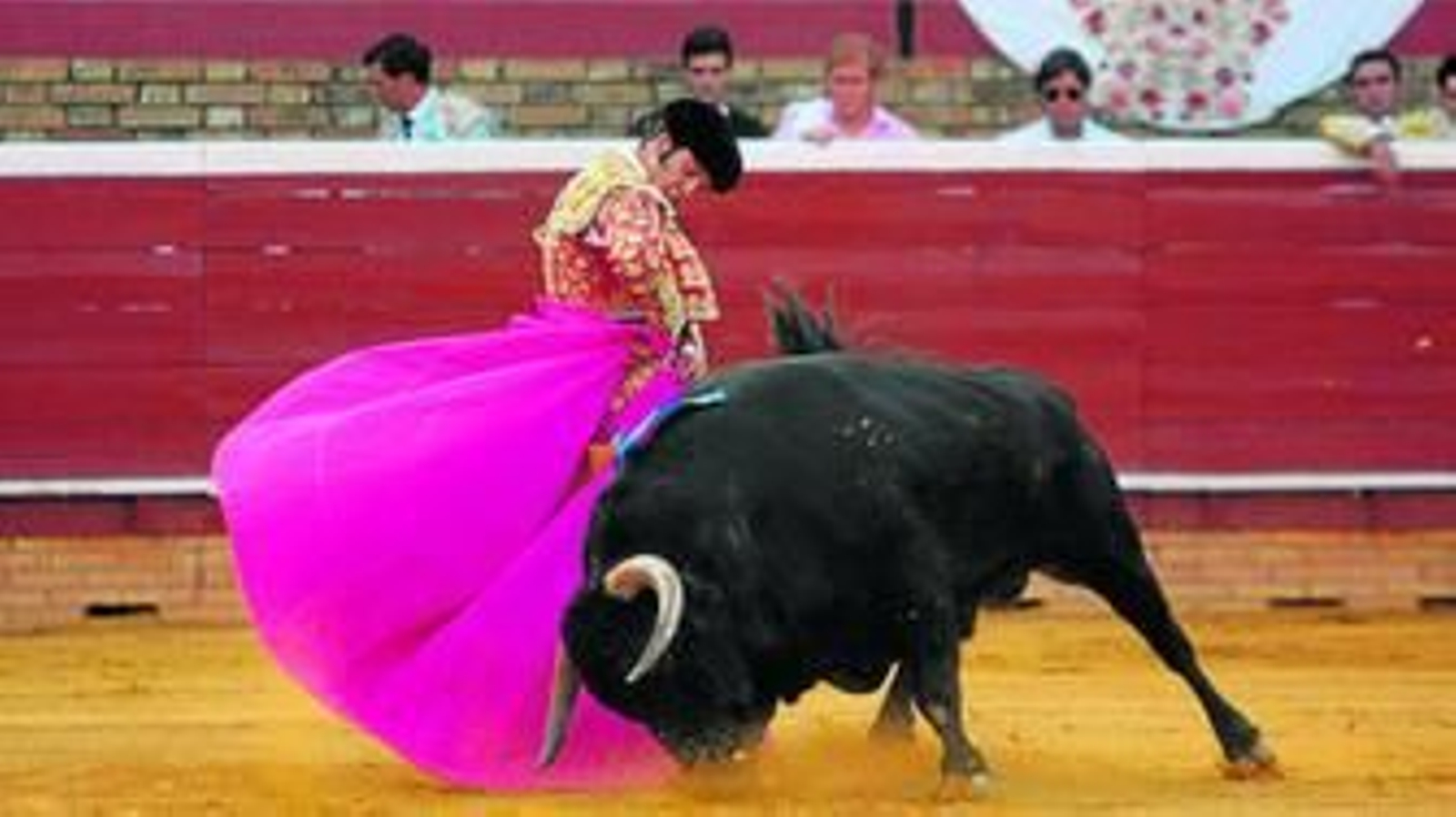 Morante de la Puebla, en una preciosa media verónica en la tarde de ayer en Huelva. Morante de la Puebla, en una preciosa media verónica en la tarde de ayer en Huelva.