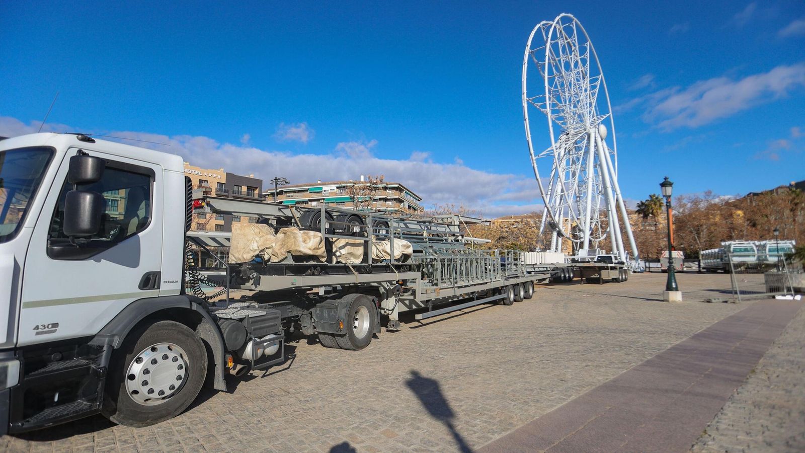 Desmontaje de la Noria en la explanada del Palacio de Congresos de Granada