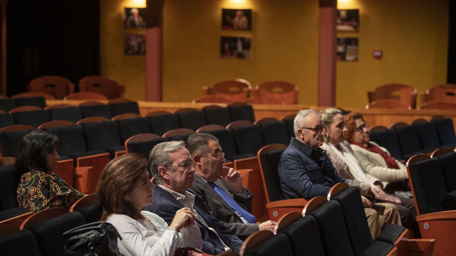 Algunas de las personas que acudieron ayer al Teatro de Las Cortes.