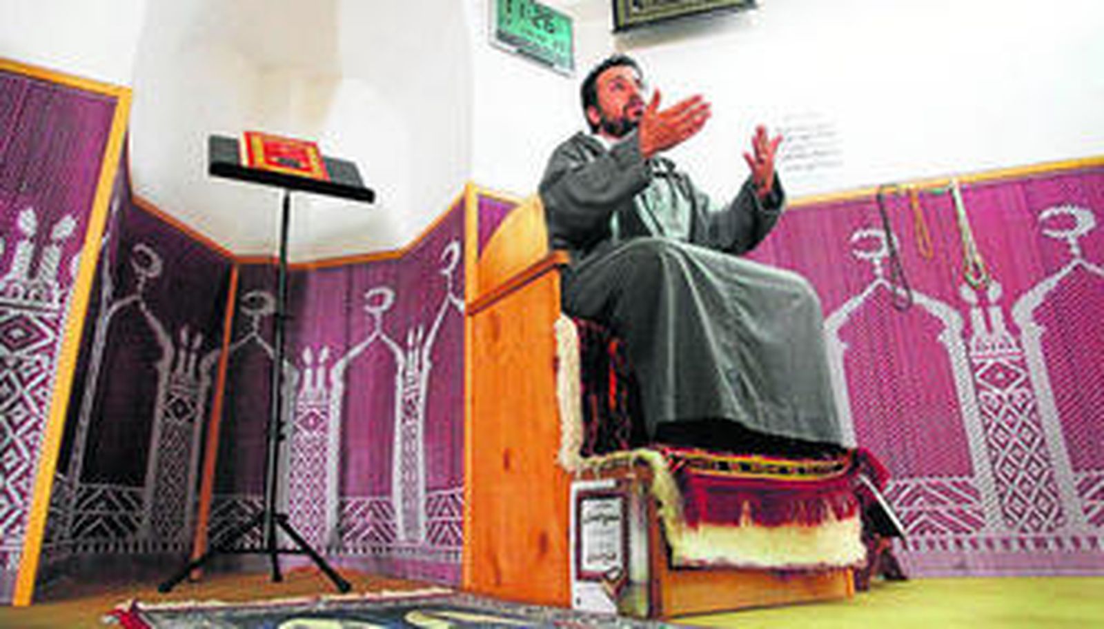 El imán Ibrahim, encargado de dirigir la oración desde la mezquita de 'An-nur', preside sentado la oración.