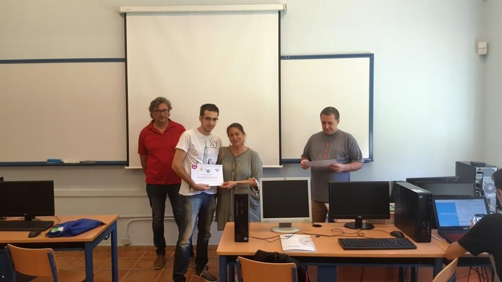 La concejal Ceferina Peño entrega uno de los diplomas.