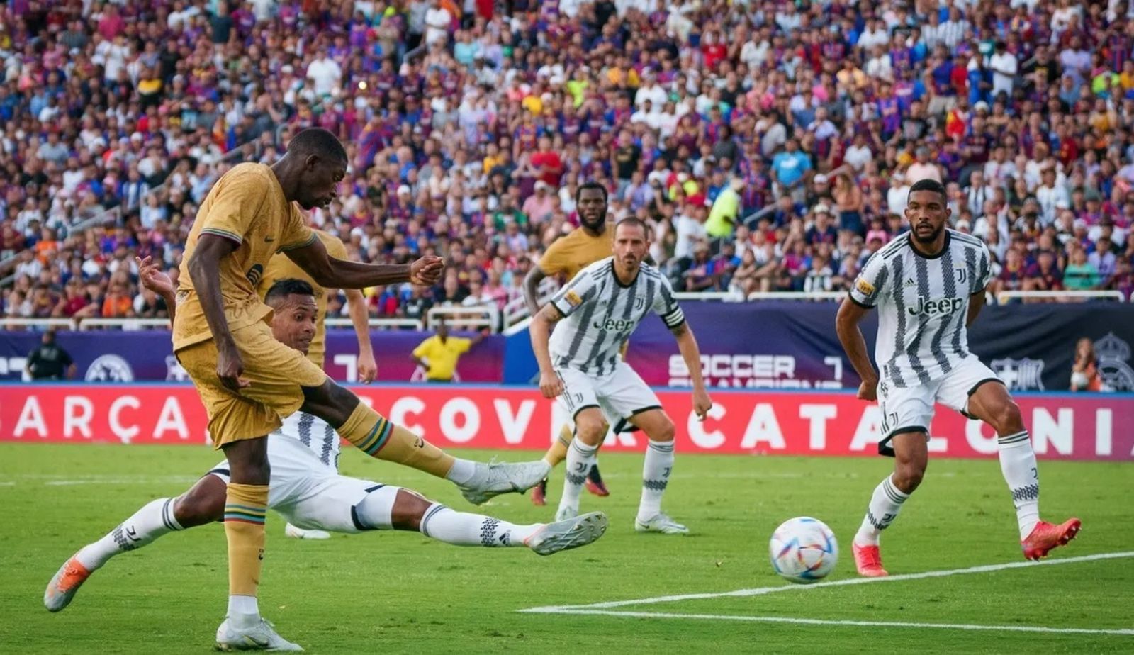 Dembelé marcando uno de los goles.