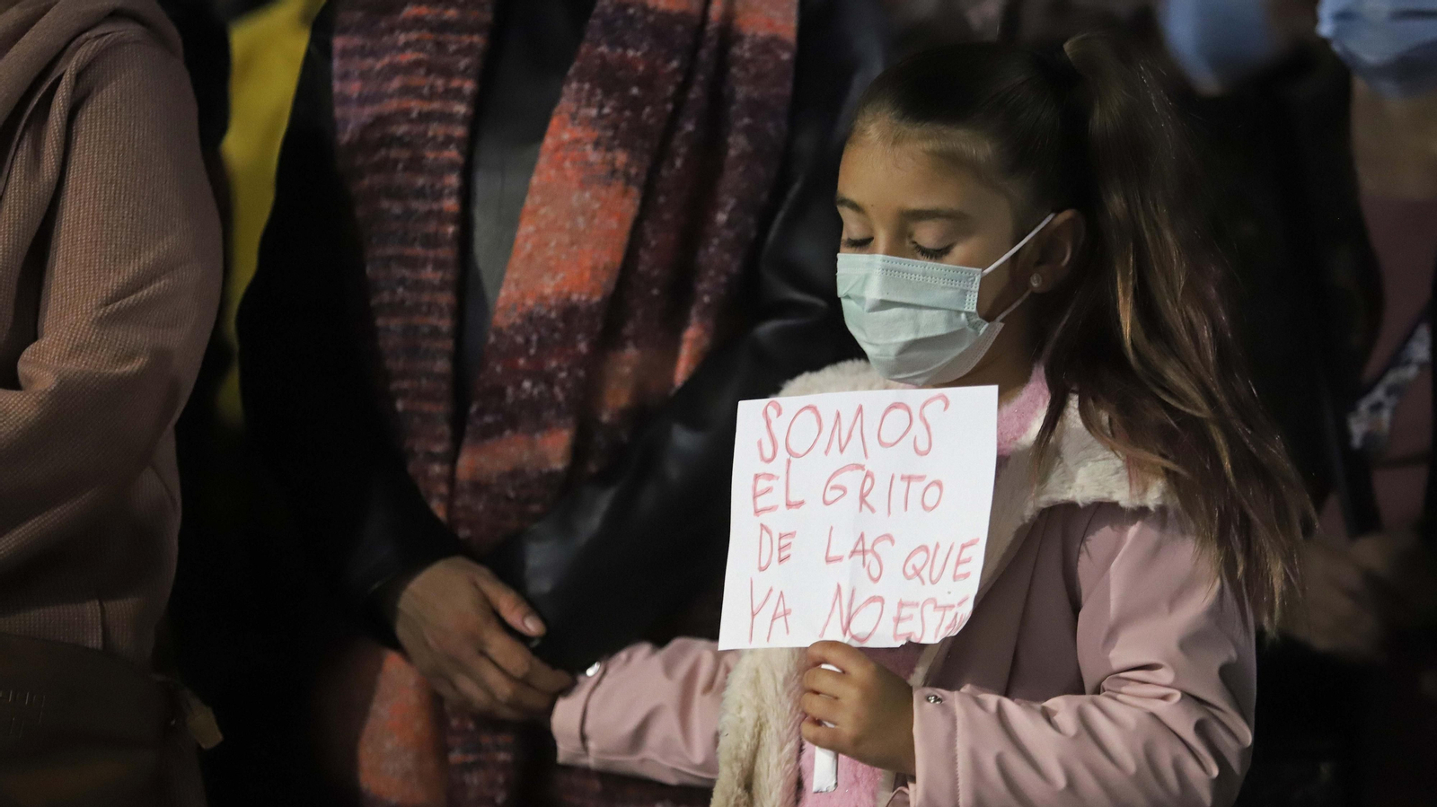 Fotos de la concentración por el asesinato de María Isabel en San Roque