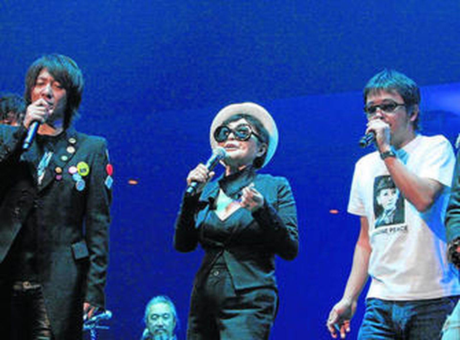 La cantante en un momento del concierto ofrecido ayer en Tokio junto a reconocidos músicos japoneses.