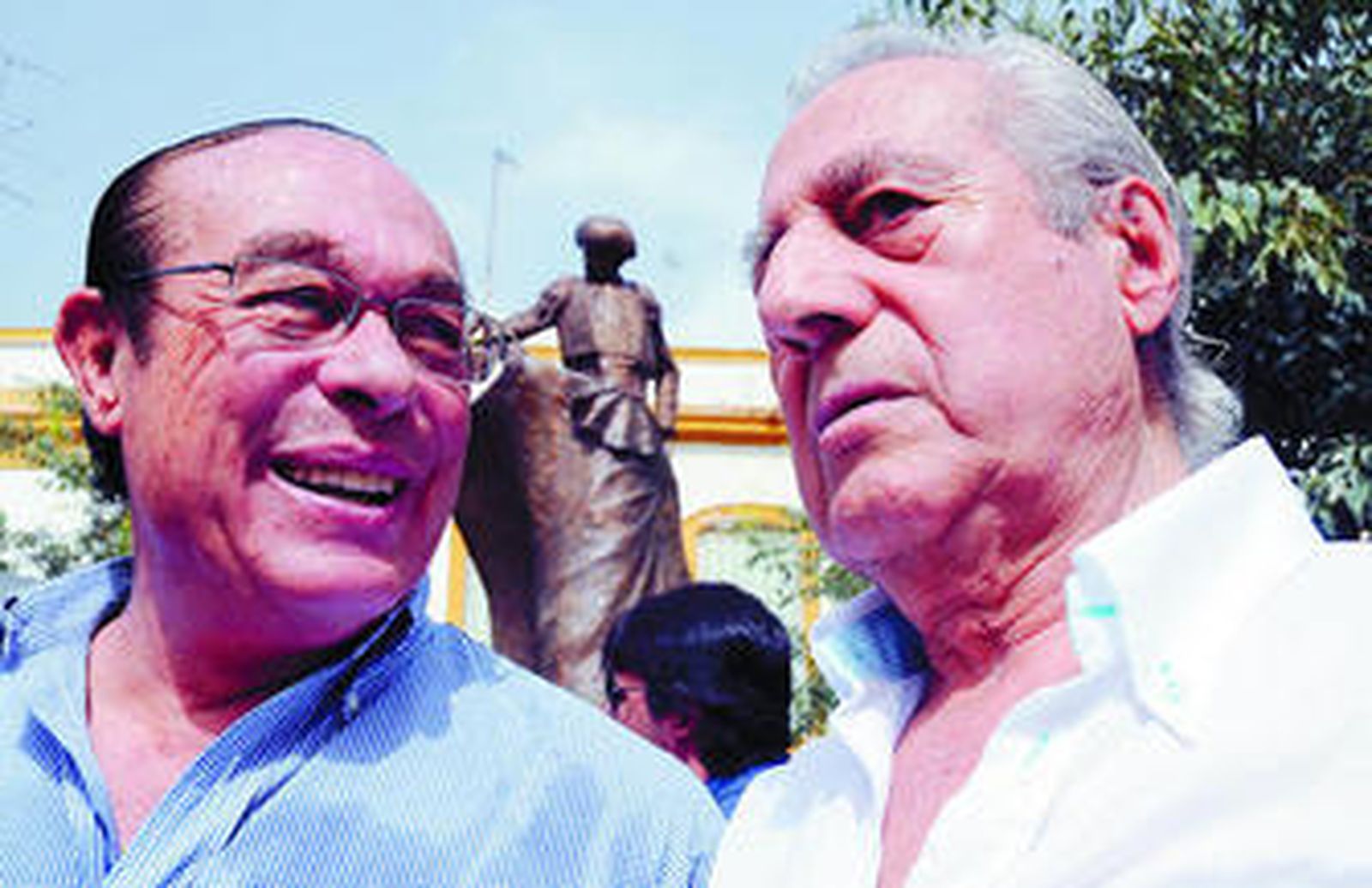 Curro Romero y el Litri en la inauguración de la escultura de Chicuelo en la Alameda.