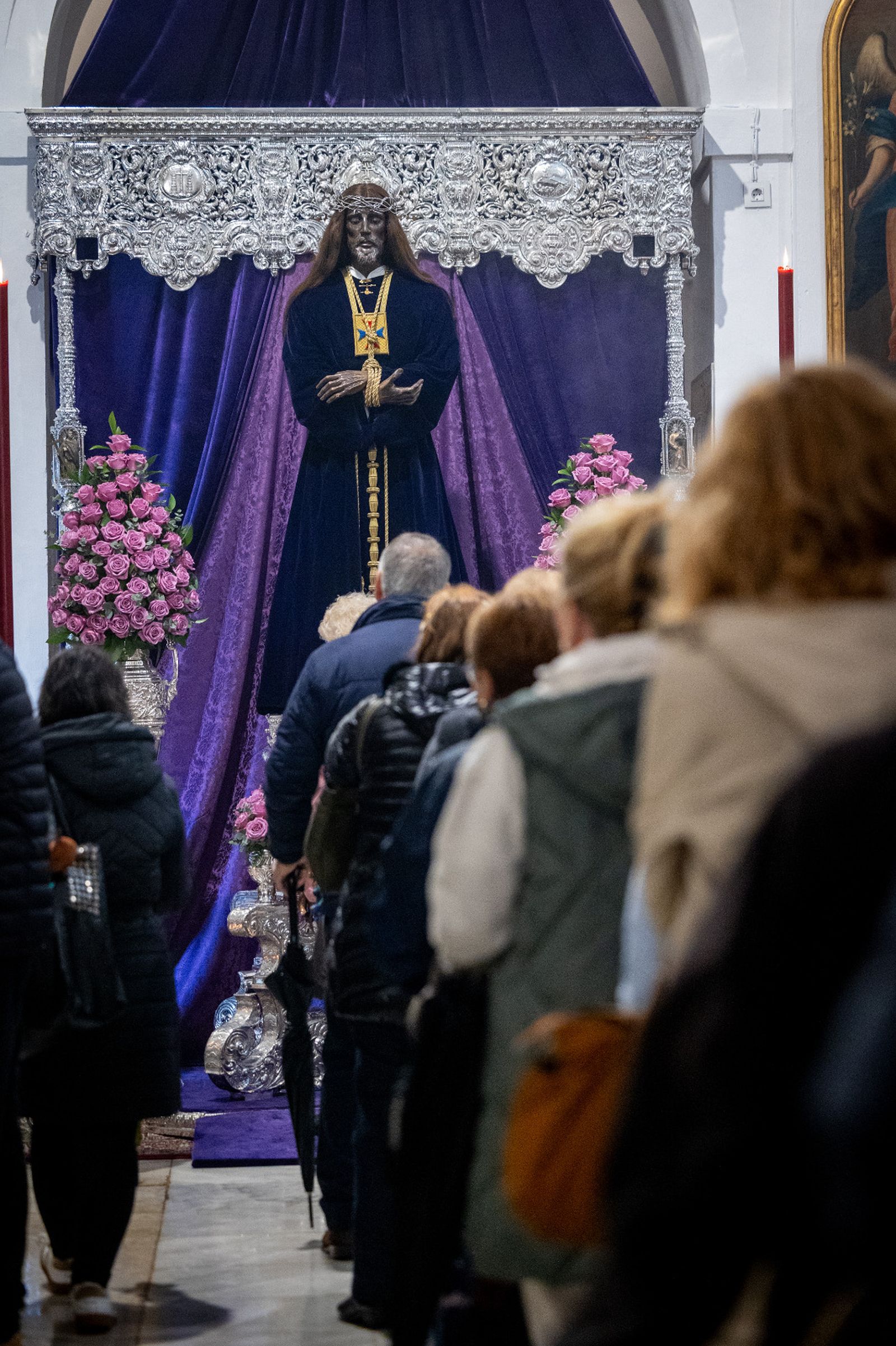 Cola de devotos para besar el pie de Jesús de Medinaceli este primer viernes de marzo en San Antonio.