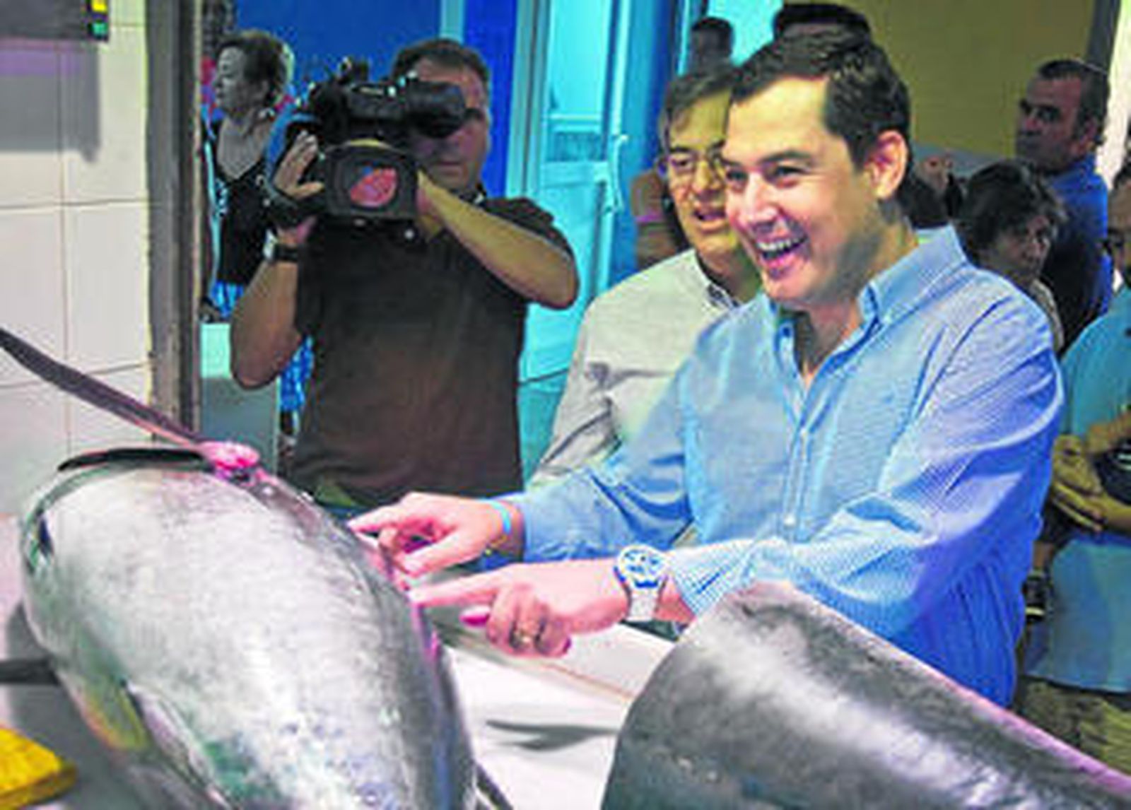 El presidente del PP andaluz, Juan Manuel Moreno, ayer en el mercado de abastos de Isla Cristina.