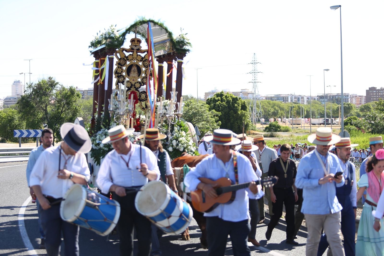 La salida hacia El Rocío de la Hermandad Castrense