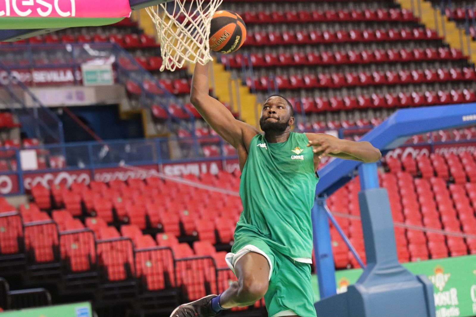 Ndoye realiza un mate en un entrenamiento.