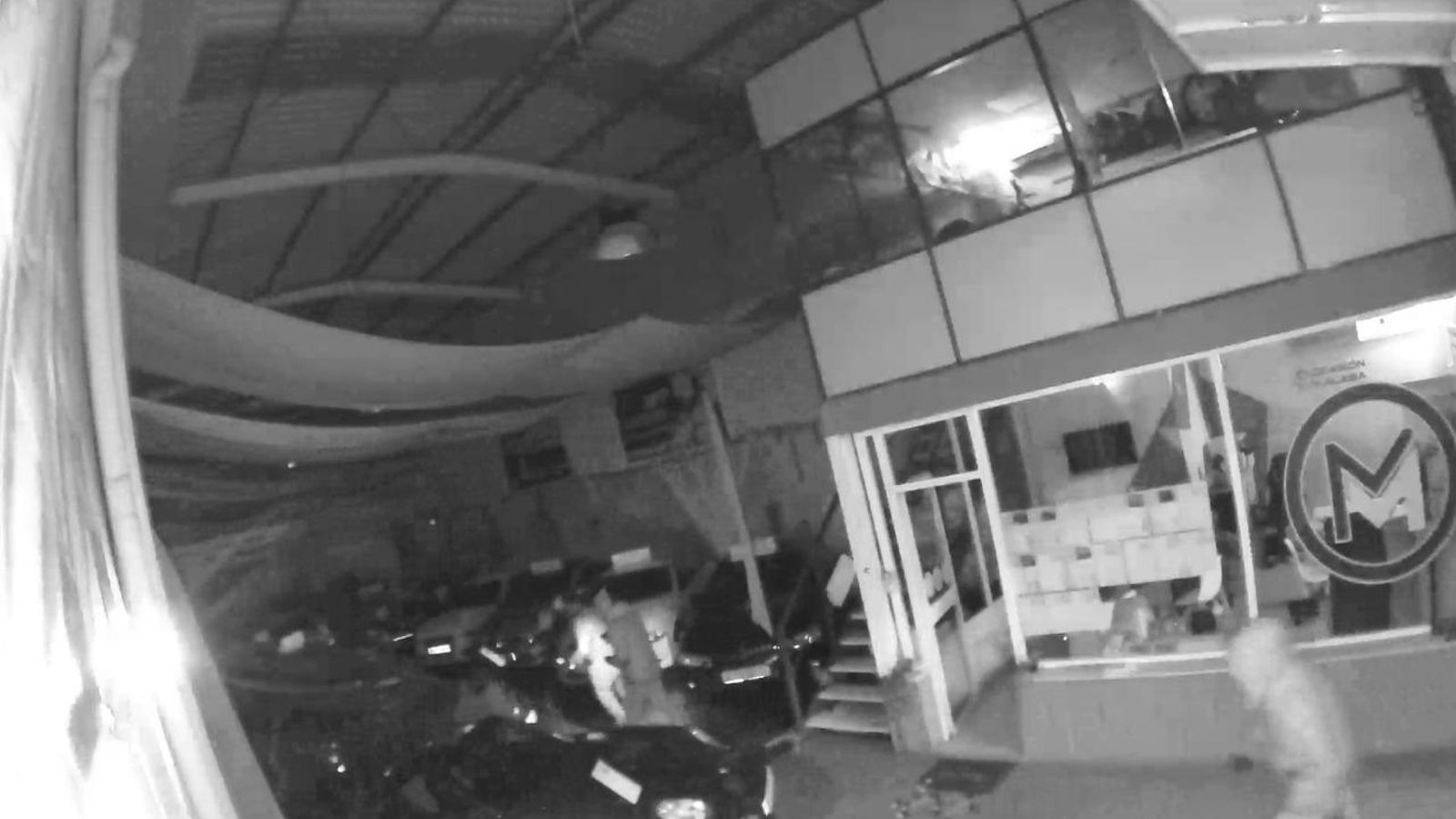 Los presuntos ladrones momentos antes de llevarse los coches.