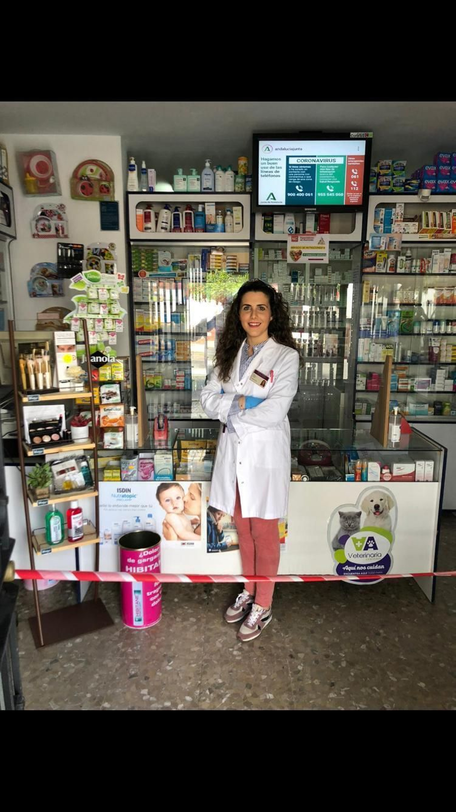 La farmacéutica Mati Muñoz en su farmacia de El Ronquillo.