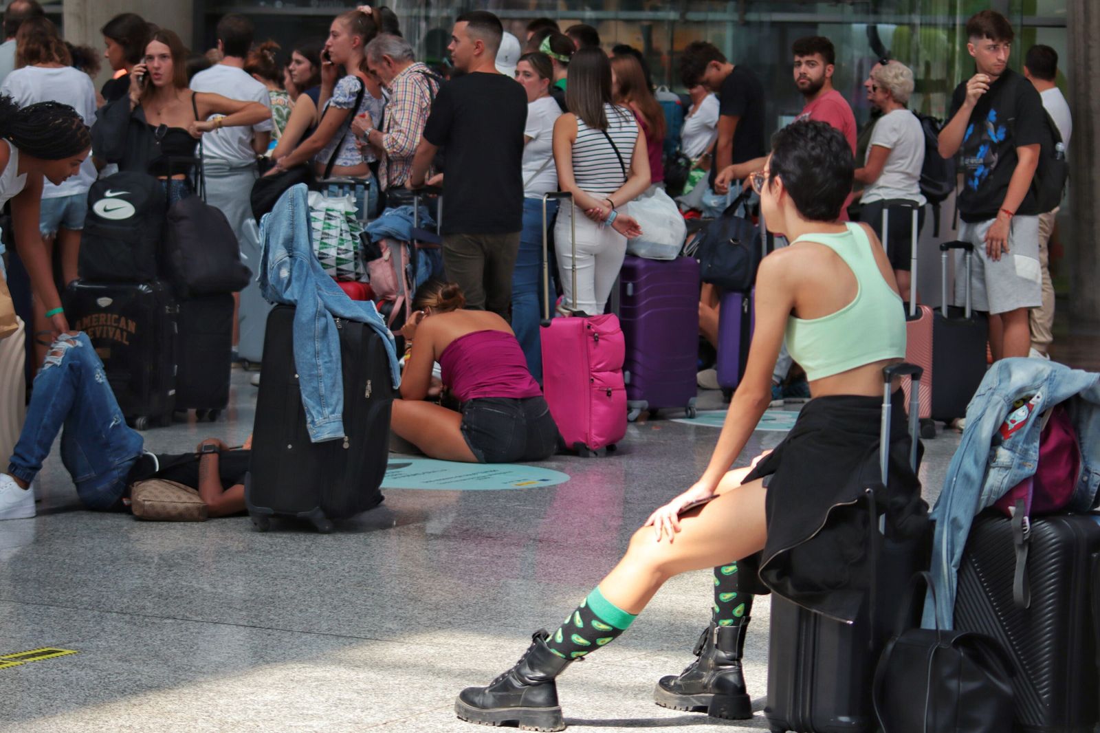 Así es el ambiente en la estación de Málaga este martes tras la cancelación de trenes.