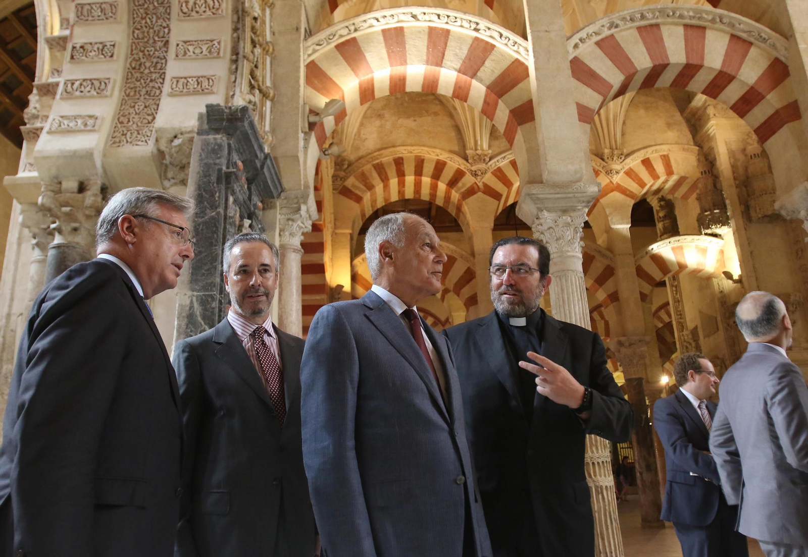 Un momento de la visita a la Mezquita-Catedral del secretario general de la Liga Árabe.