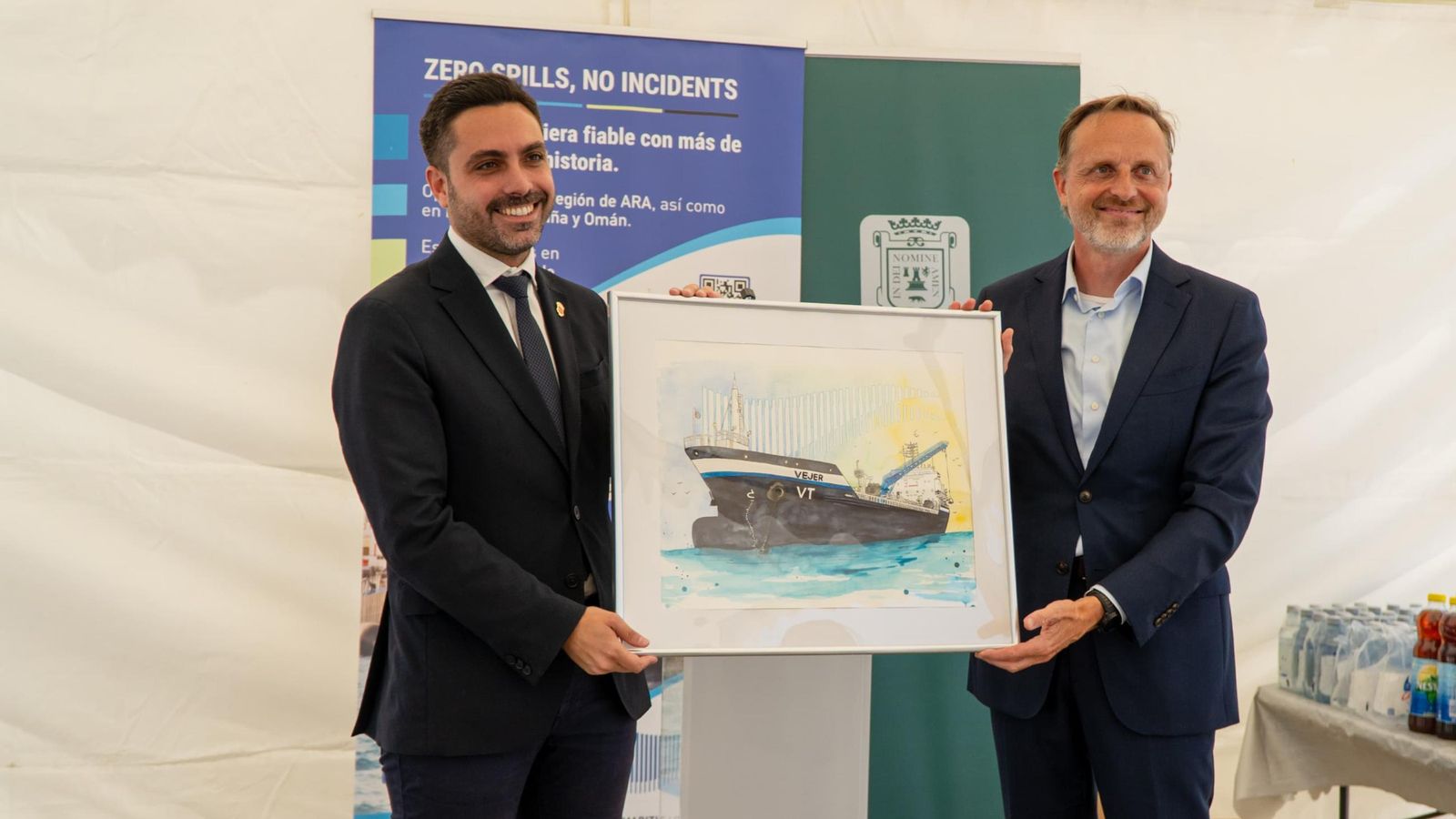 El alcalde de Vejer, Antonio González, y el mánager de VT España y Panamá, Walter van der Dussen.