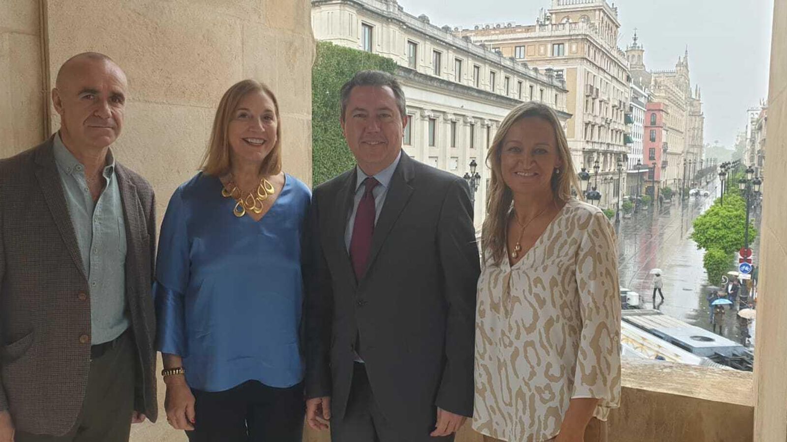Antonio Muñoz y Juan Espadas, junto a Robin Tauck, propietaria de Tauck, y su delegada en España.