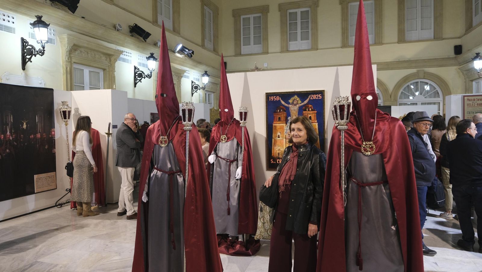 Fotos de la exposición de la Cofradía del Perdón y los Afligidos de Vélez Rubio en la Diputación de Almería