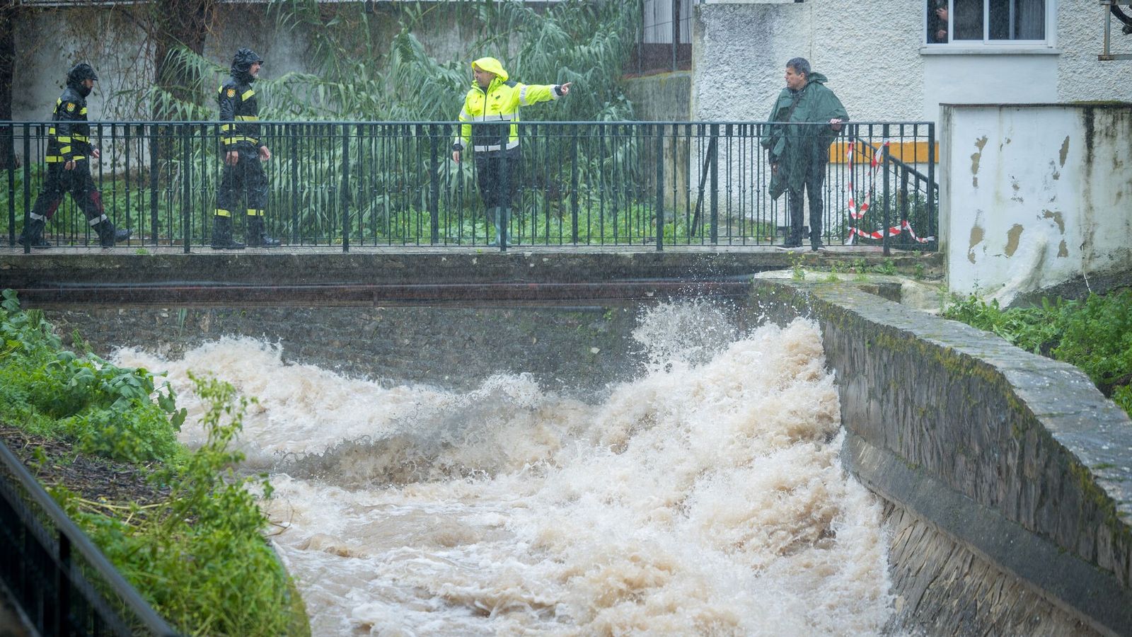 Aspecto del río Ubrique, durante la mañana de ayer.