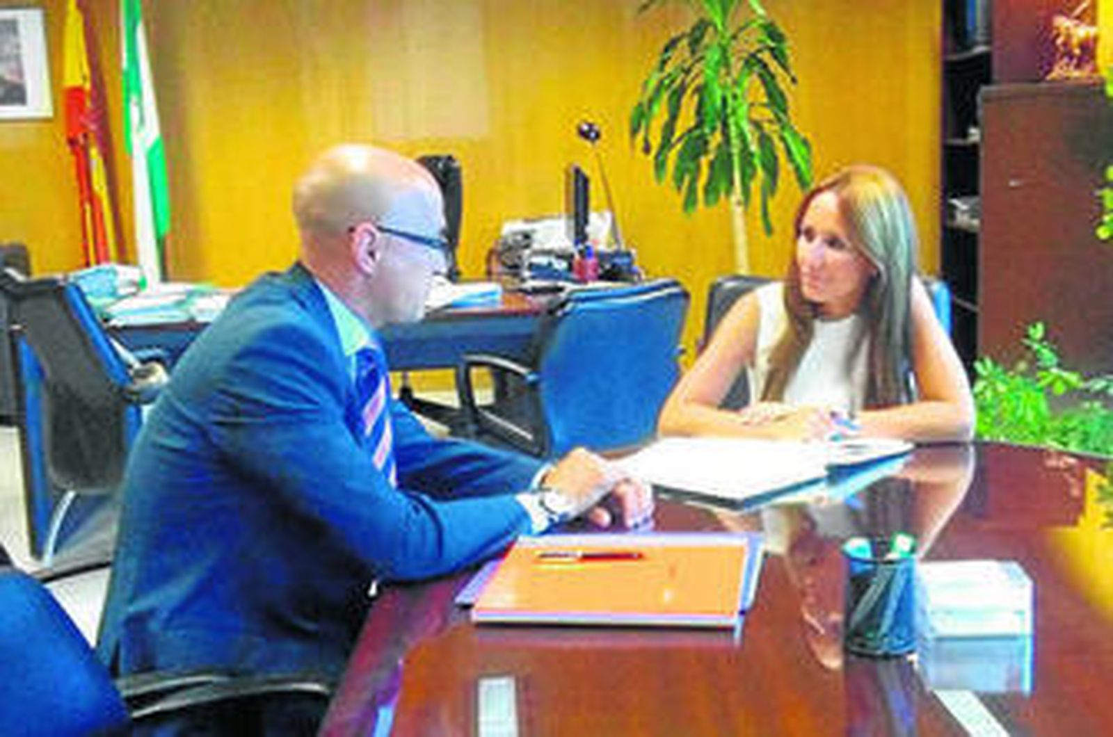 Gema Pérez, en la reunión que mantuvo ayer en Cádiz con Federico Díaz, director financiero de FTE.