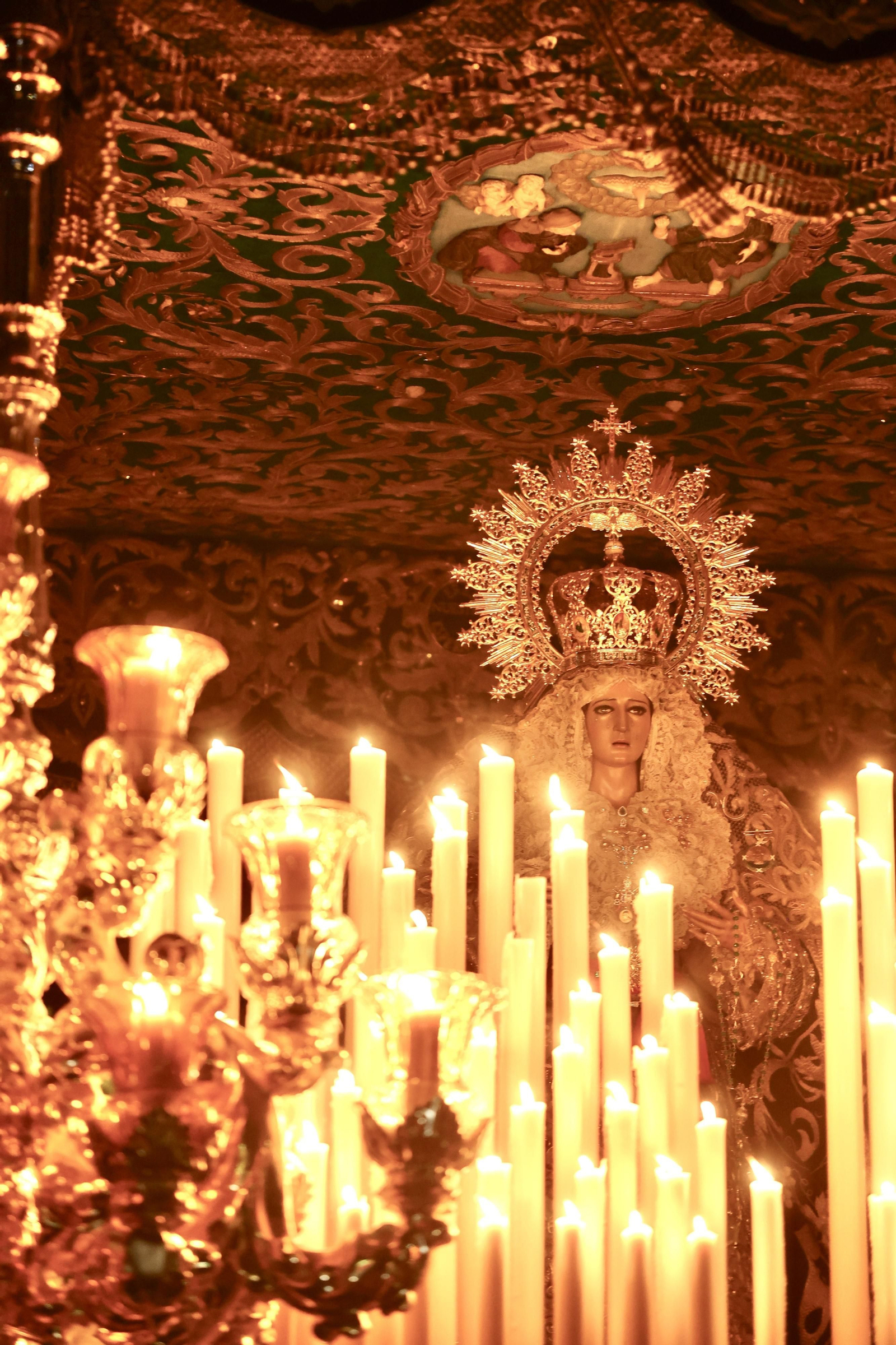 La Esperanza en su procesión del Jueves Santo en Málaga, en fotos