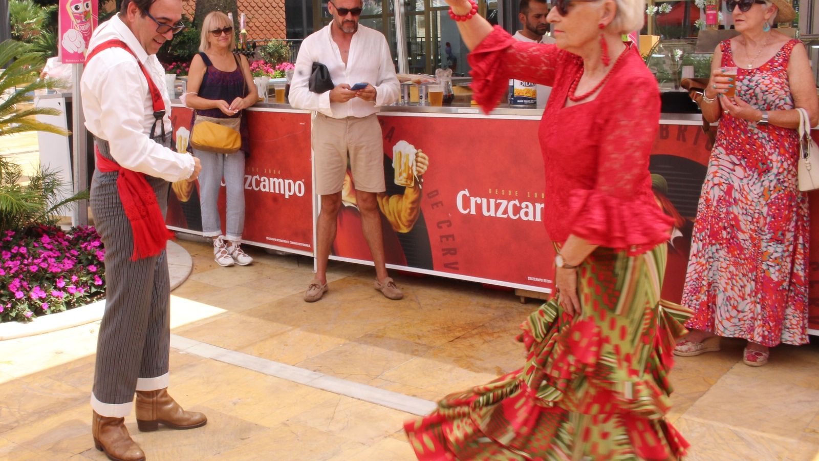 Una pareja bailado sevillanas en la avenida del Mar en el arranque de la Feria de Día.