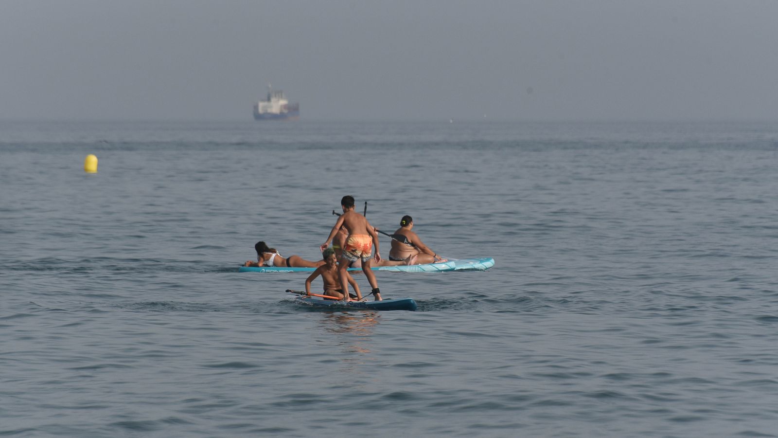 Las fotos de la tarde de playa en familia en La Línea
