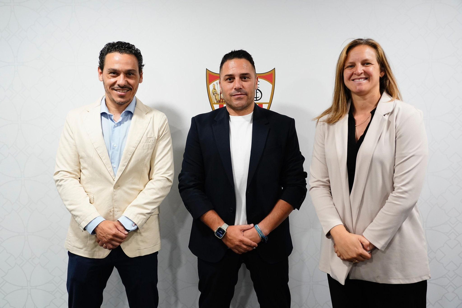 David Losada, nuevo entrenador del primer equipo del Sevilla FC Femenino, posa junto a Del Nido Carrasco y Amparo Gutiérrez.