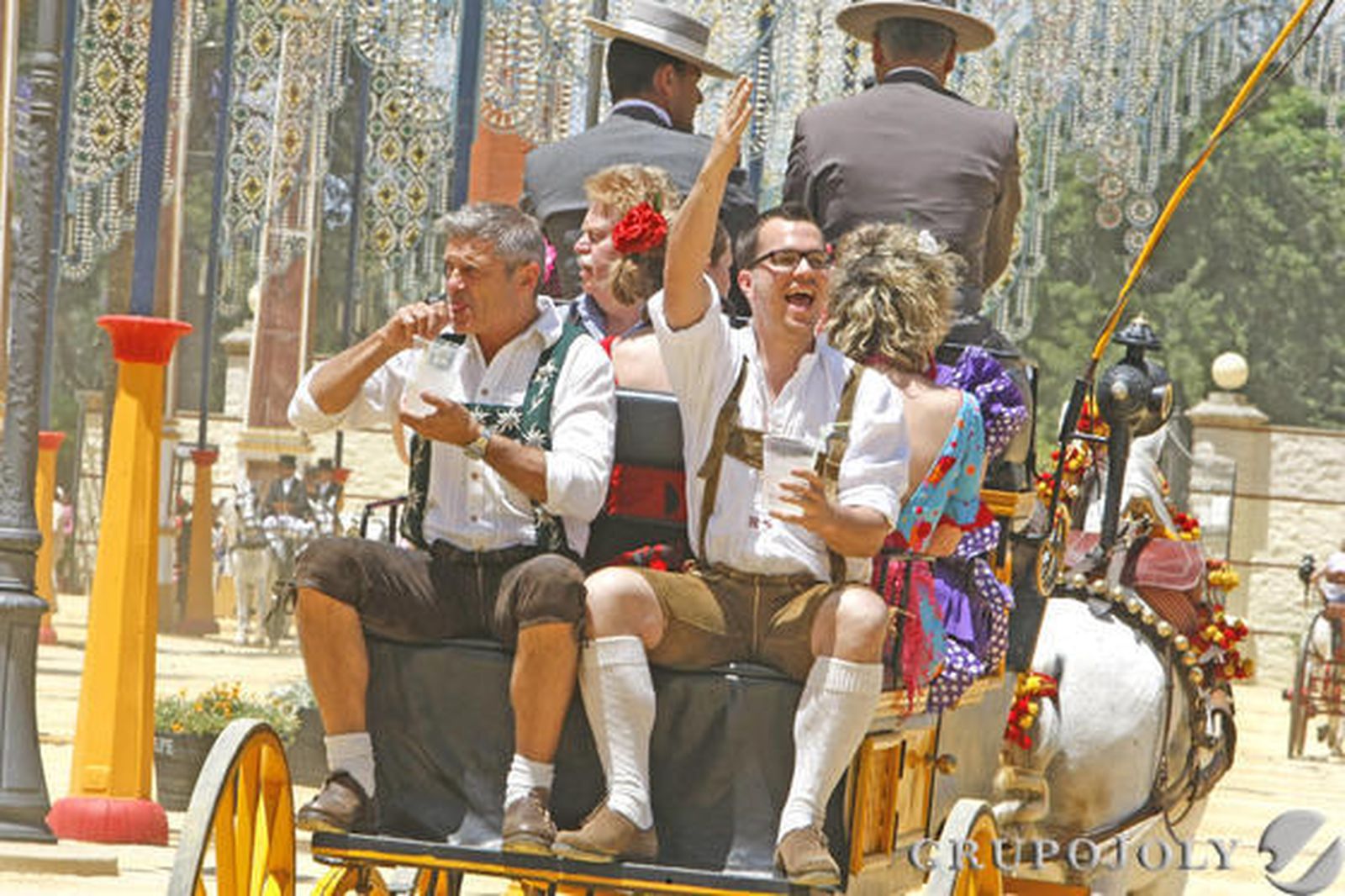 Dos hombres ataviados al estilo tirolés se pasean ayer en coche de caballos por el Hontoria.

Foto: Pascual
