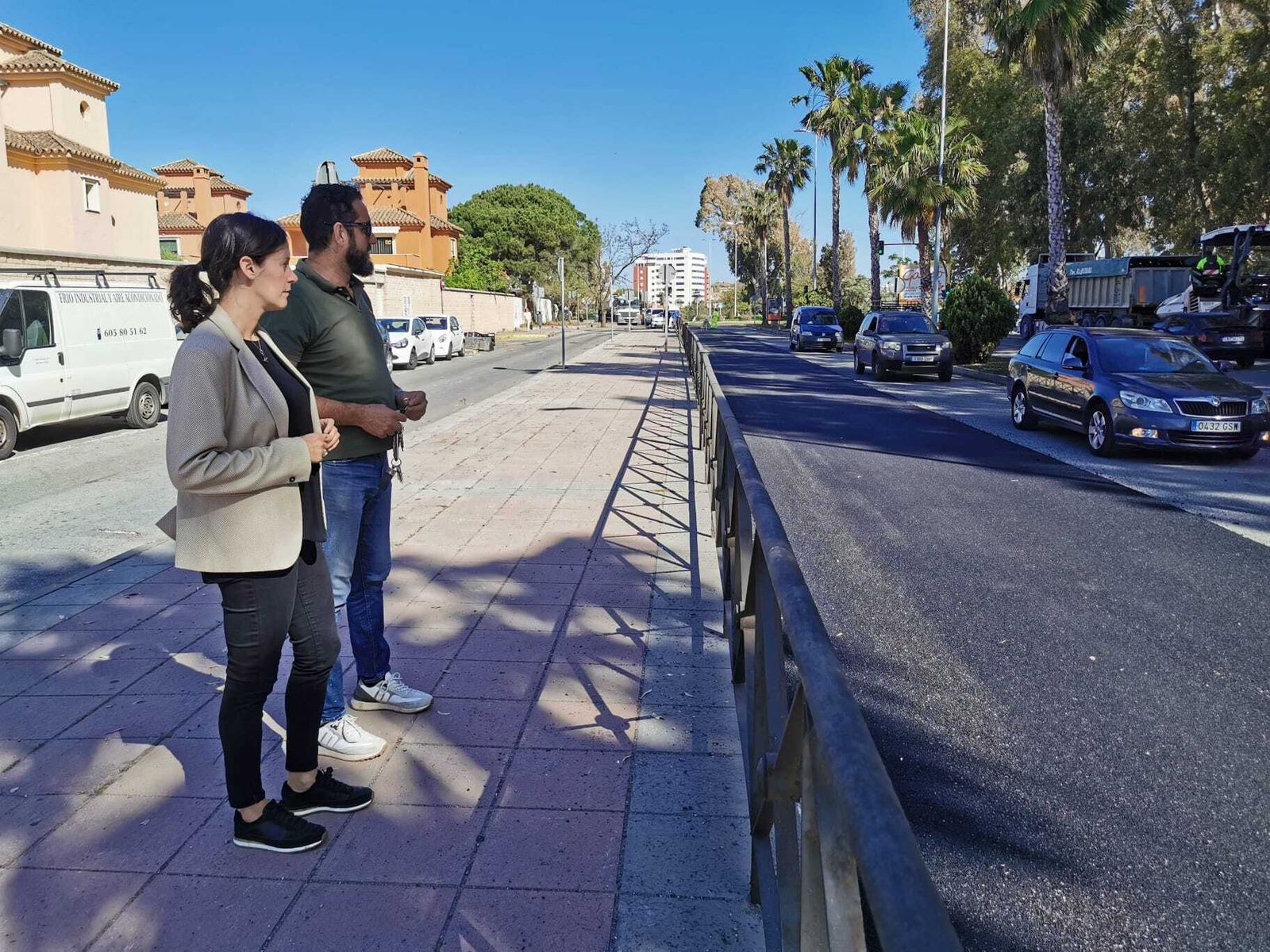 Yéssica Rodríguez supervisa, este martes, las labores de asfaltado.