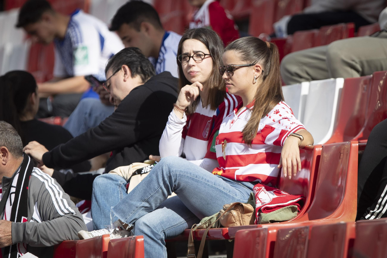 Encuéntrate en el recibimiento al Granada y la grada de Los Cármenes