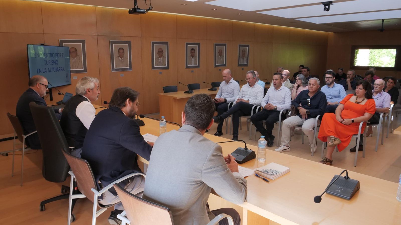 El delegado del Gobierno y el delegado territorial de Turismo se reúnen con alcaldes y empresarios locales en Órgiva El delegado del Gobierno y el delegado territorial de Turismo se reúnen con alcaldes y empresarios locales en Órgiva