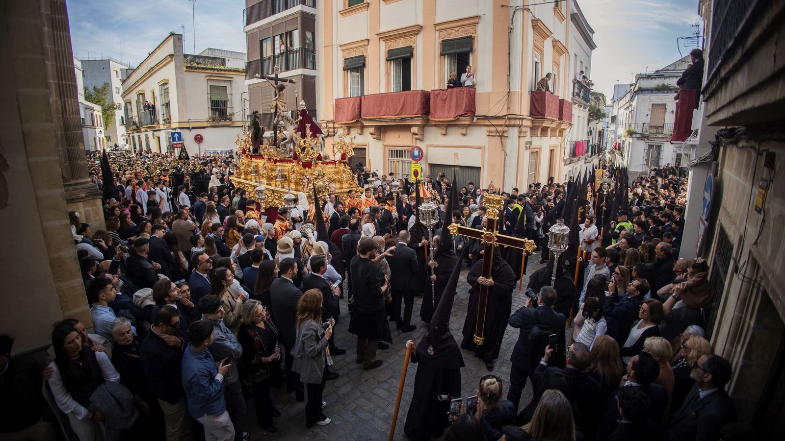El misterio de la Lanzada, tras salir del Carmen, esperando al cortejo que estaba en San Lucas.