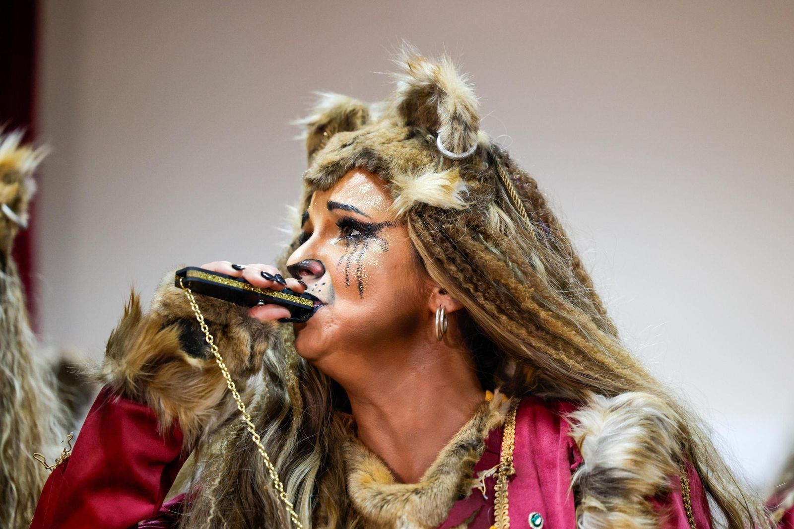 Tamara Beardo, directora de la comparsa 'Las chulitas' , en los camerinos del Falla.