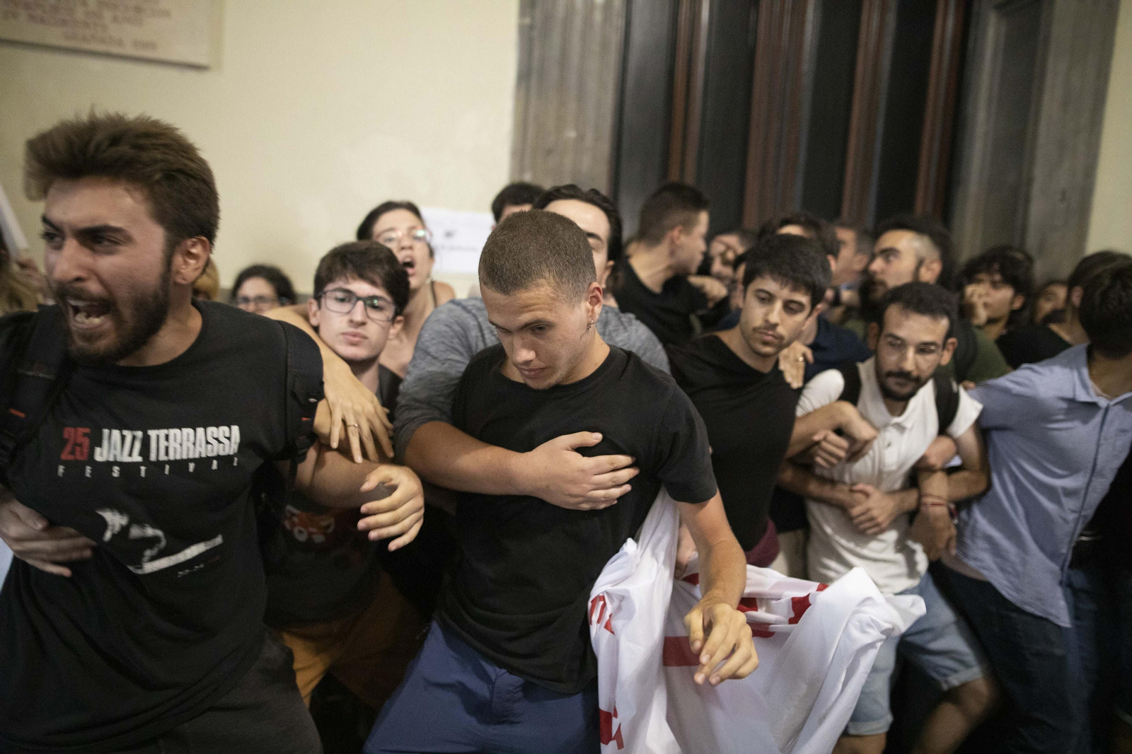 Altercados en la conferencia de Macarena Olona en Granada