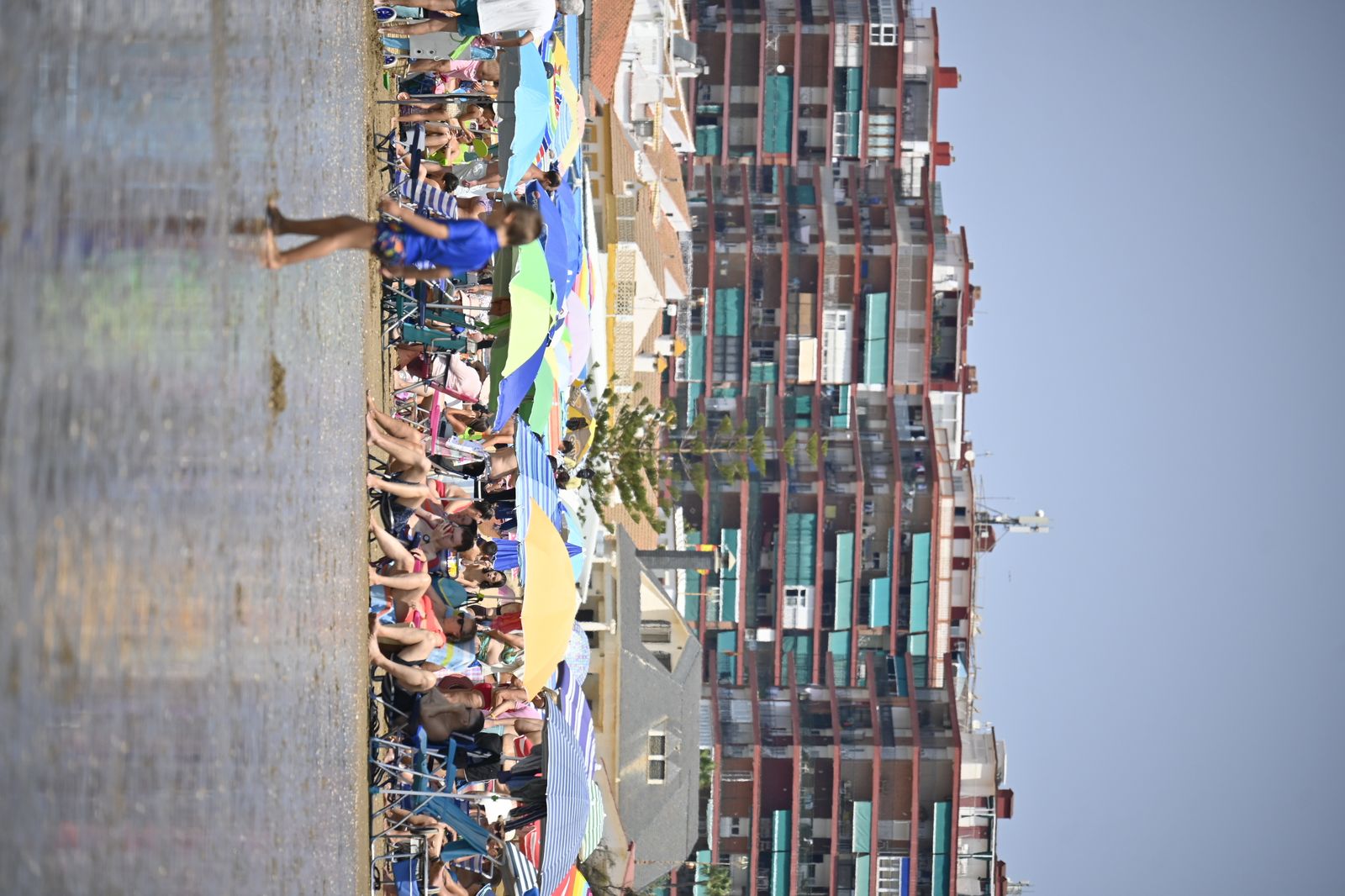 Ambiente en la playas de Huelva este sábado 22 de julio, en imágenes