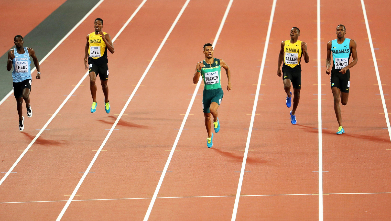 El sudafricano Wayde van Niekerk gana la final masculina de los 400 metros de los Campeonatos del Mundo de Londres.