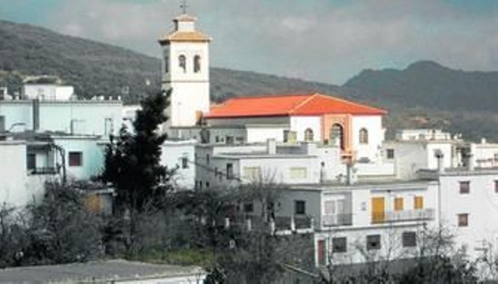 La iglesia de Pórtugos, dedicada a Nuestra Señora de la Encarnación, domina la imagen del pueblo.