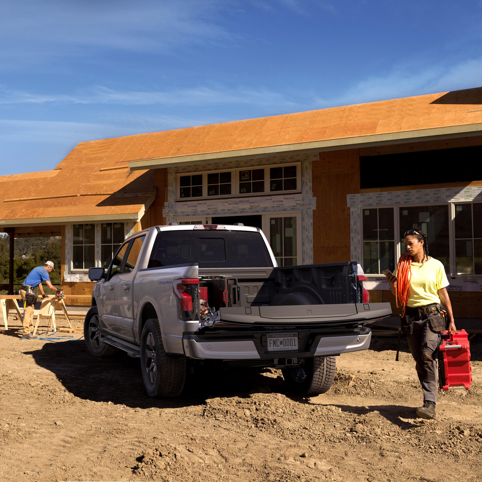 La carga útil máxima disponible es 1.014 kg, incluyendo los 180 del maletero delantero. Puede remolcar hasta 4.500 kg.