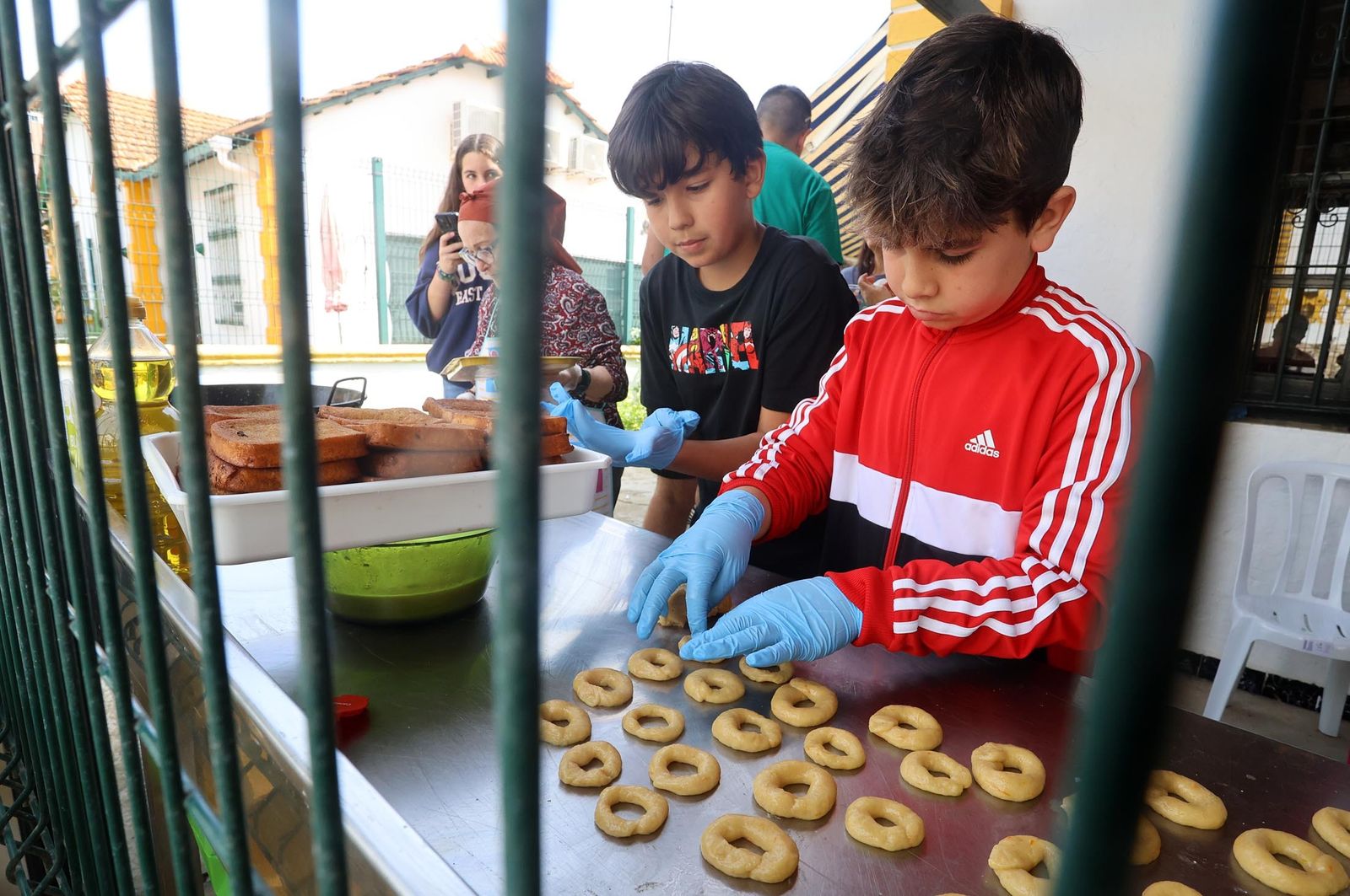 Imágenes de la elaboración de dulces de Cuaresma por los vecinos del Barrio Obrero