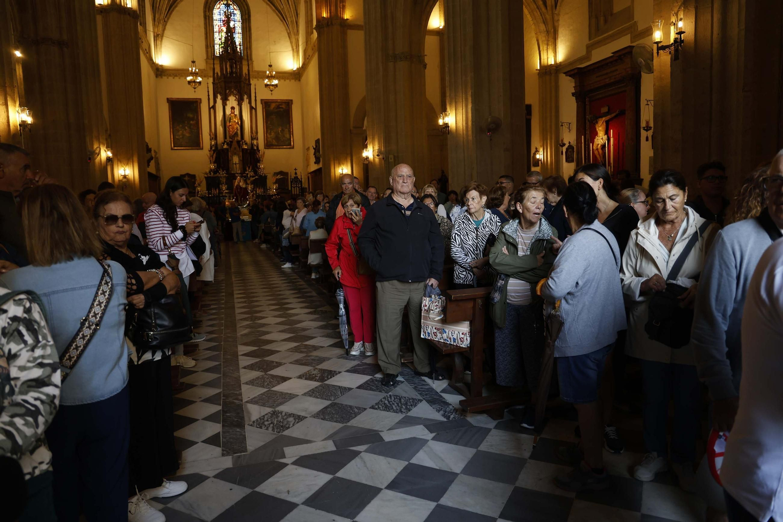 La Virgen de la Luz, patrona de Tarifa, regresa a su santuario entre el fervor y la lluvia