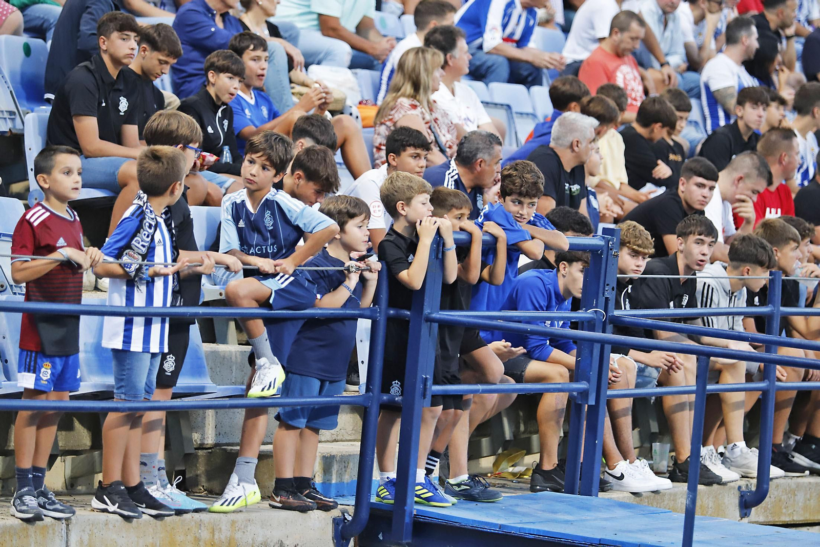 Imágenes del ambiente en el Recreativo de Huelva y Antequera CF