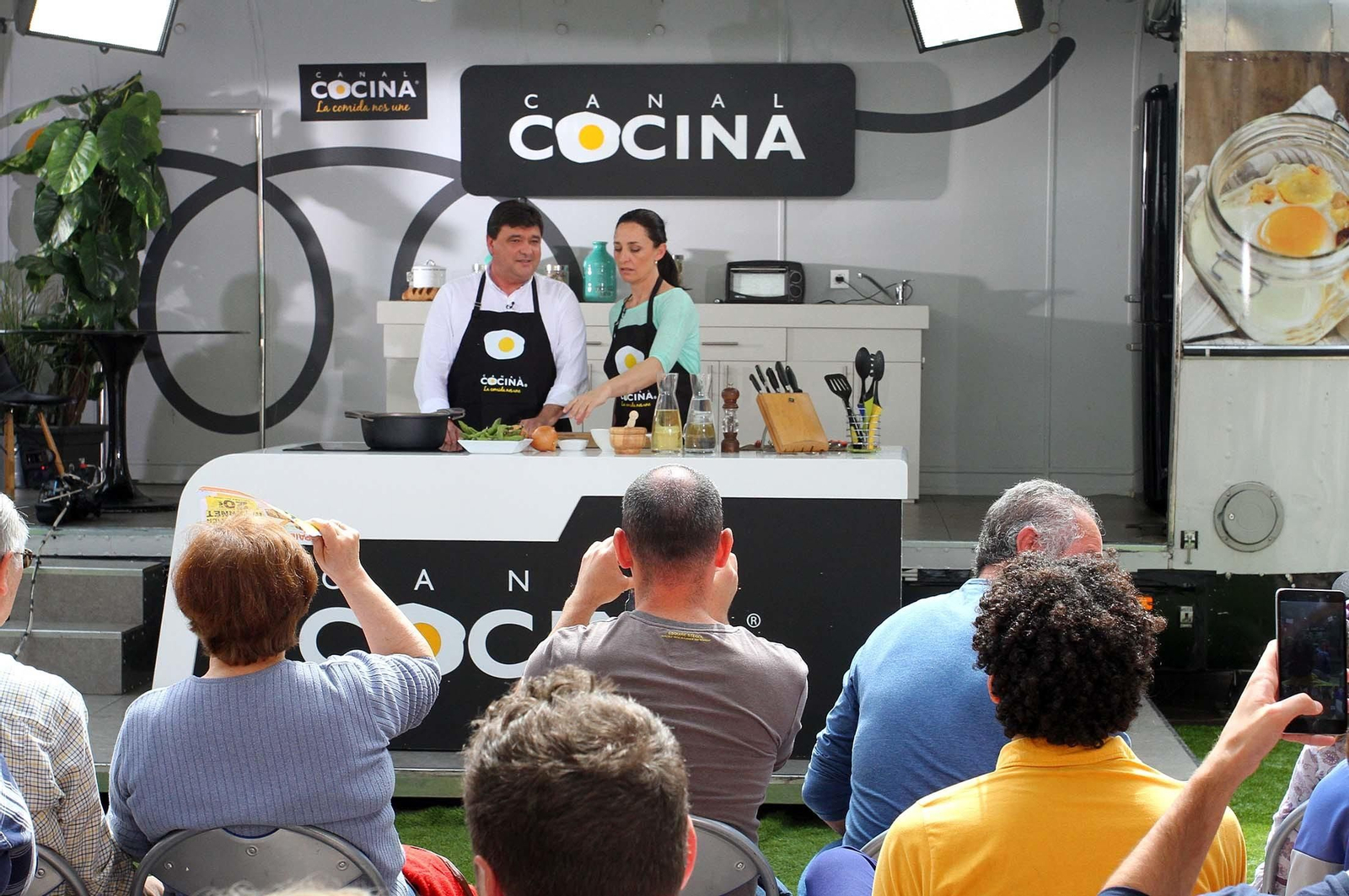 Imágenes de Gabriel Cruz durante la grabación del programa 'Hoy cocina el alcalde'.