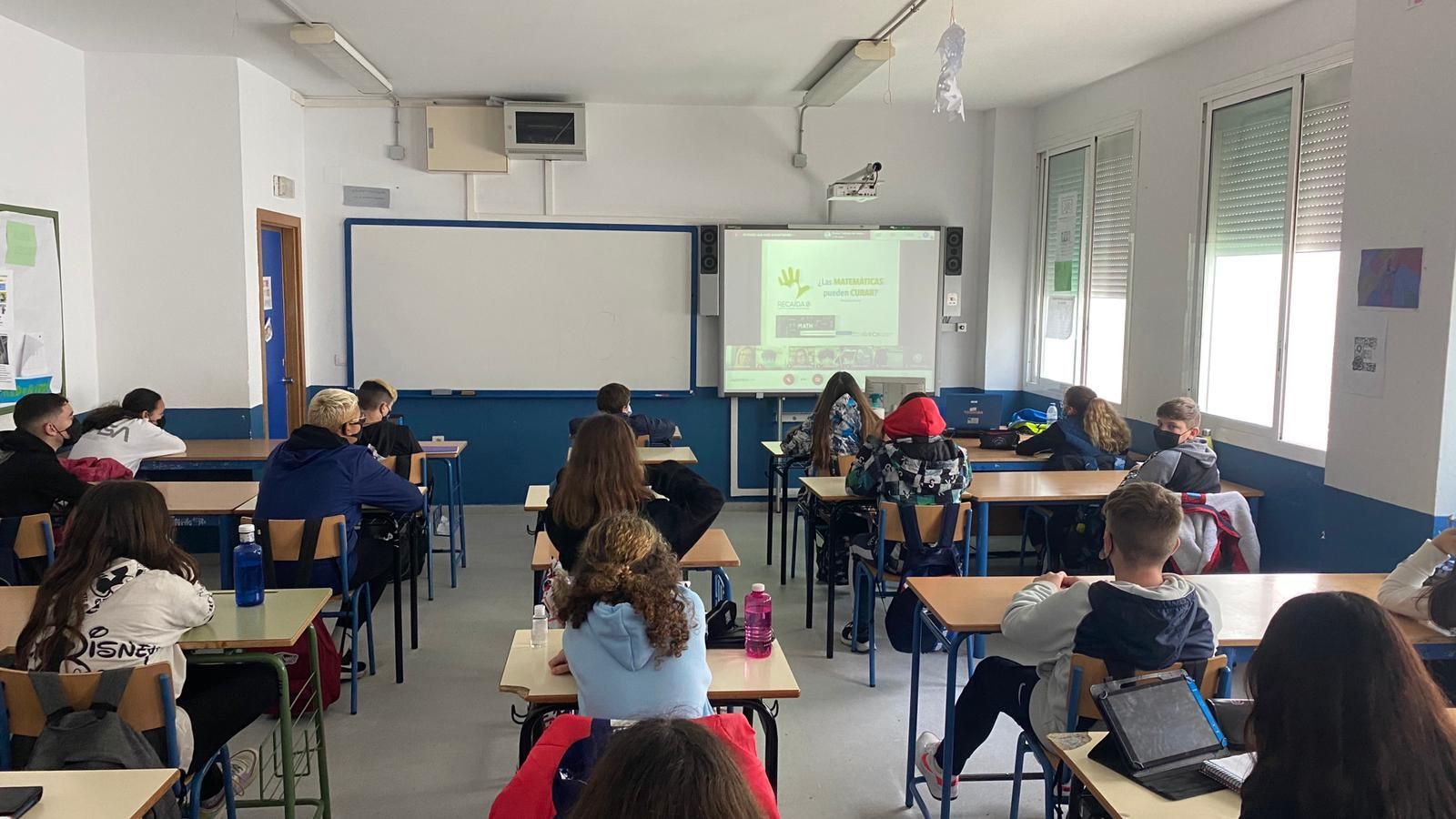 Alumnado durante la clase organizada por el centro educativo.