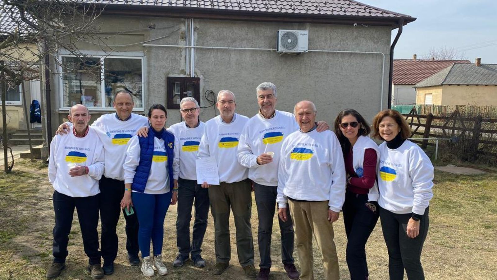 Los nueve voluntarios que forman parte de la misión, con Catalina a la derecha.