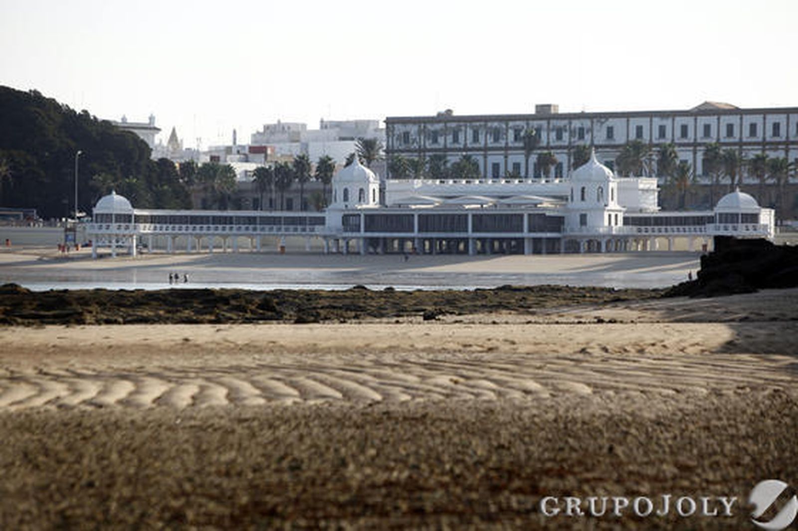 Imágenes del momento de una espectacular bajamar en las playas de Cádiz.

Foto: Jesus Marin