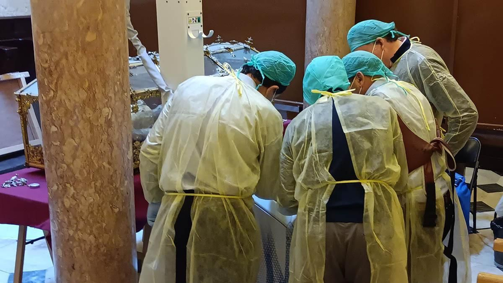 Los técnicos trabajando con el cuerpo incorrupto de San Fernando, extraído de la urna para la ocasión.