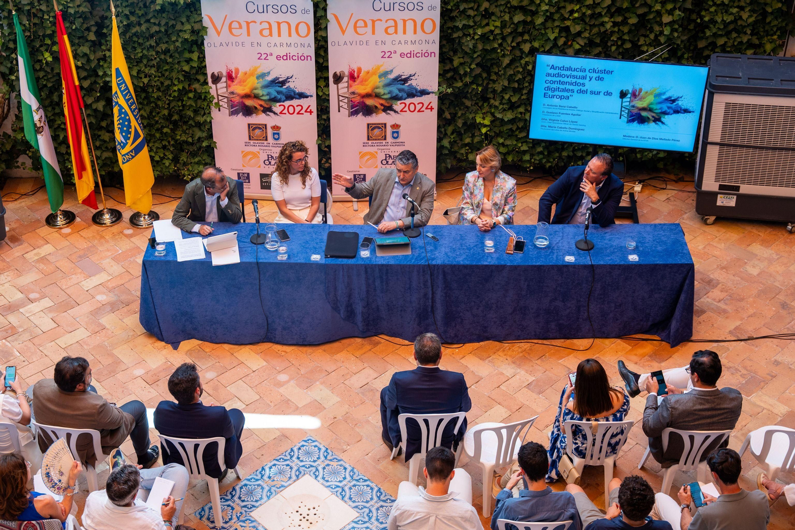 El consejero Antonio Sanz interviene en una de las mesas redondas de los Cursos de Verano de la UPO.