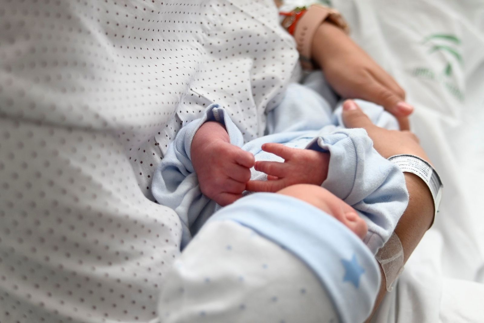 Un bebé recién nacido.