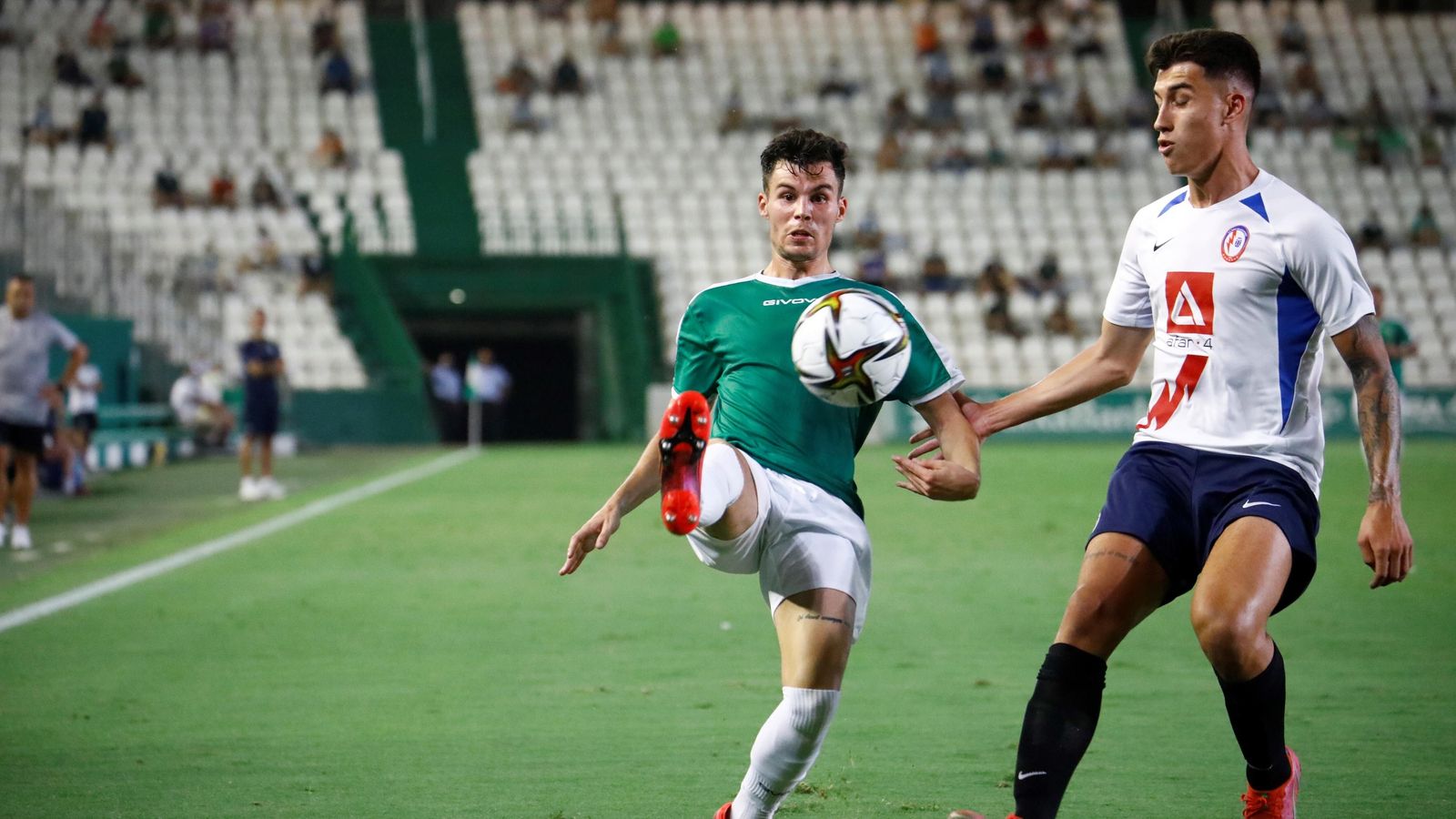 Luismi intenta superar a Manny en el tramo final del encuentro.